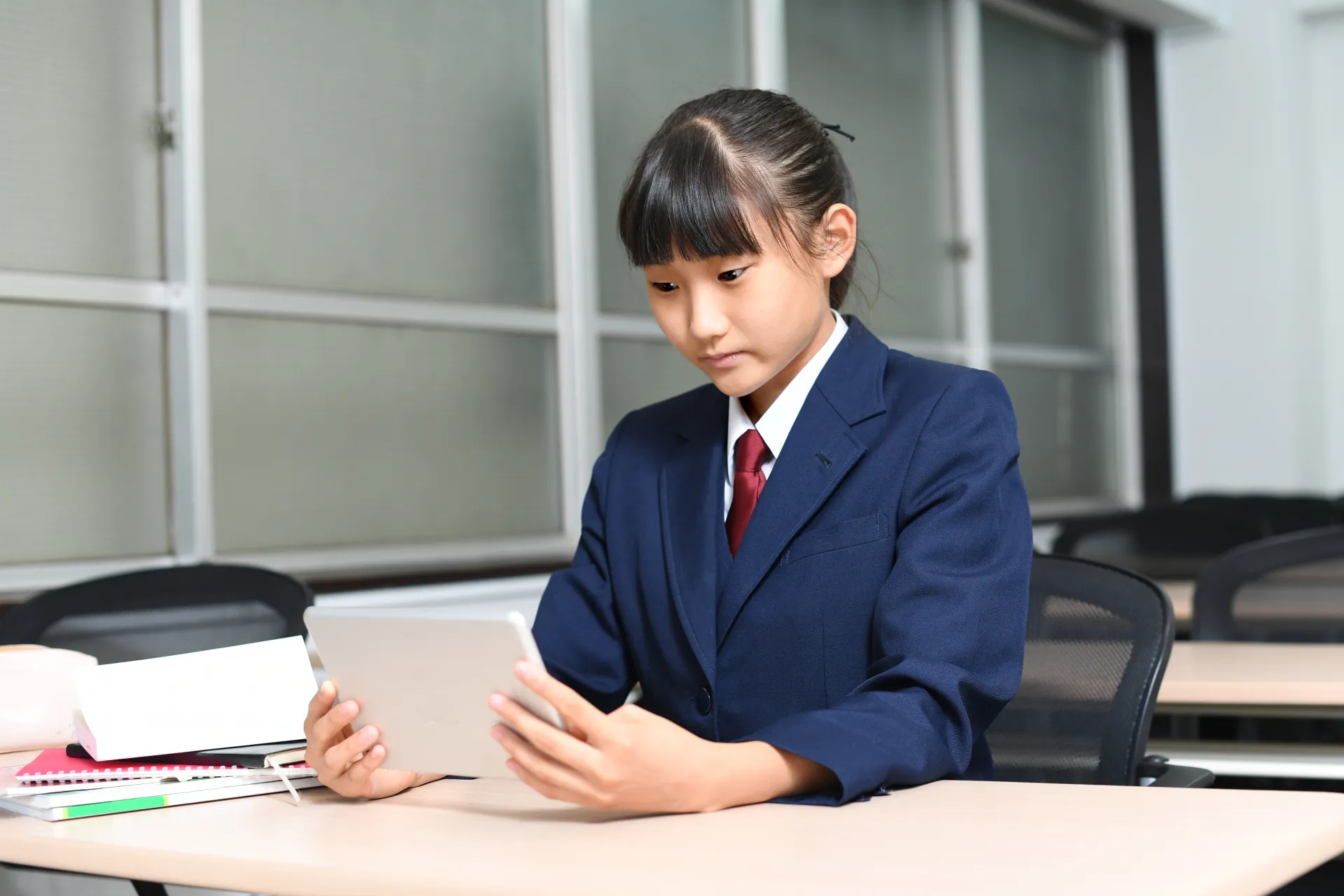 タブレットを見つめる女子生徒の様子