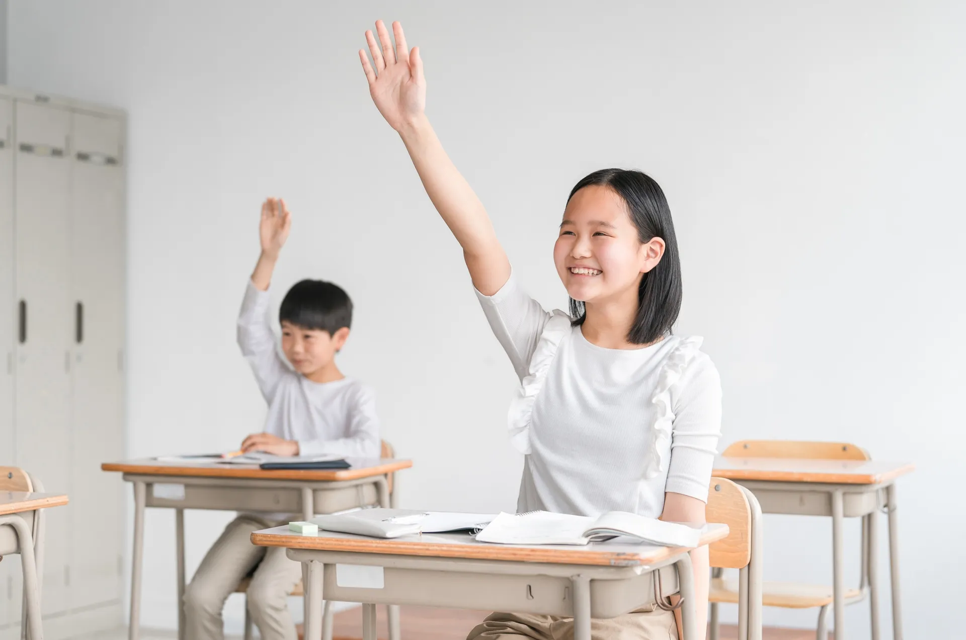 元気よく挙手をする生徒の様子