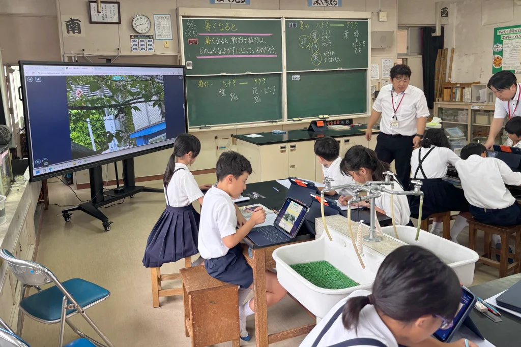 寄贈した105インチの大型電子黒板が、理科の授業で活用されている様子