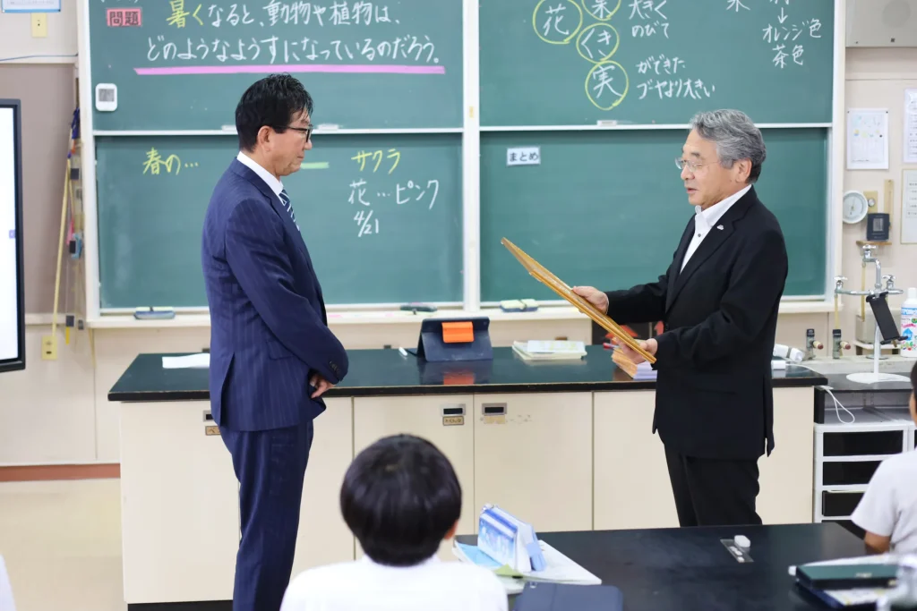 鹿児島市立田上小学校での贈呈式の様子