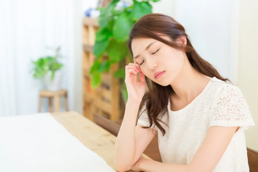 残業につかれている女性